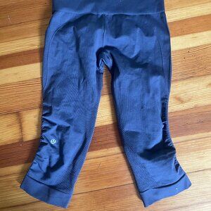 Lulu Lemon seamless grey cropped leggings